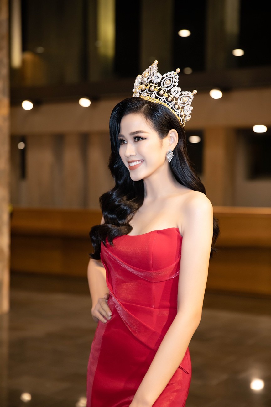 Sự xuất hiện của Hoa hậu Đỗ Thị Hà nhanh chóng thu hút sự chú ý của khán giả. Rất nhiều fans đã đề nghị được chụp ảnh với Hoa hậu Đỗ Thị Hà.