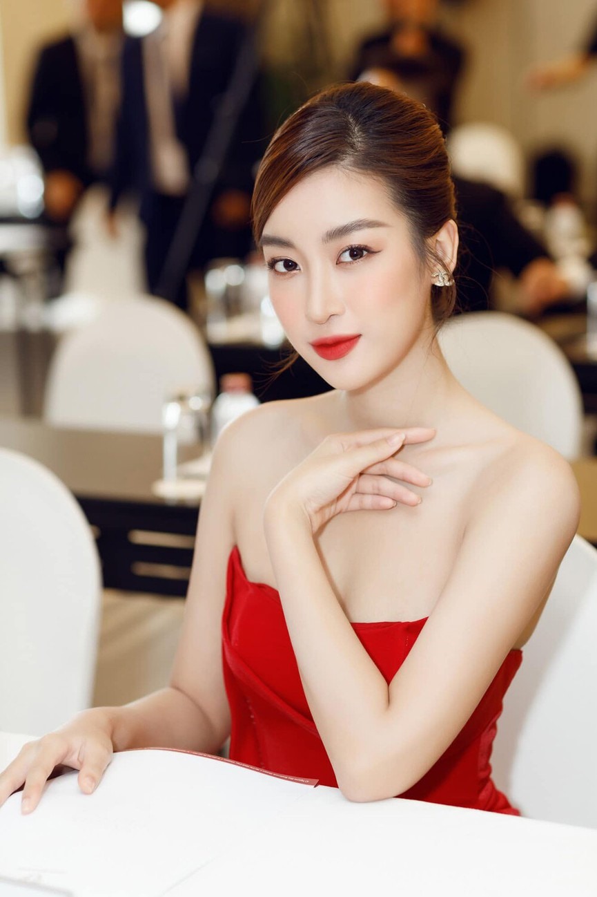 Đỗ Mỹ Linh là một trong những người đẹp có tầm ảnh hưởng nhất của Việt Nam. Xem ảnh liên quan để thưởng thức vẻ đẹp quyến rũ và phong cách thời trang thượng hạng của cô ấy.