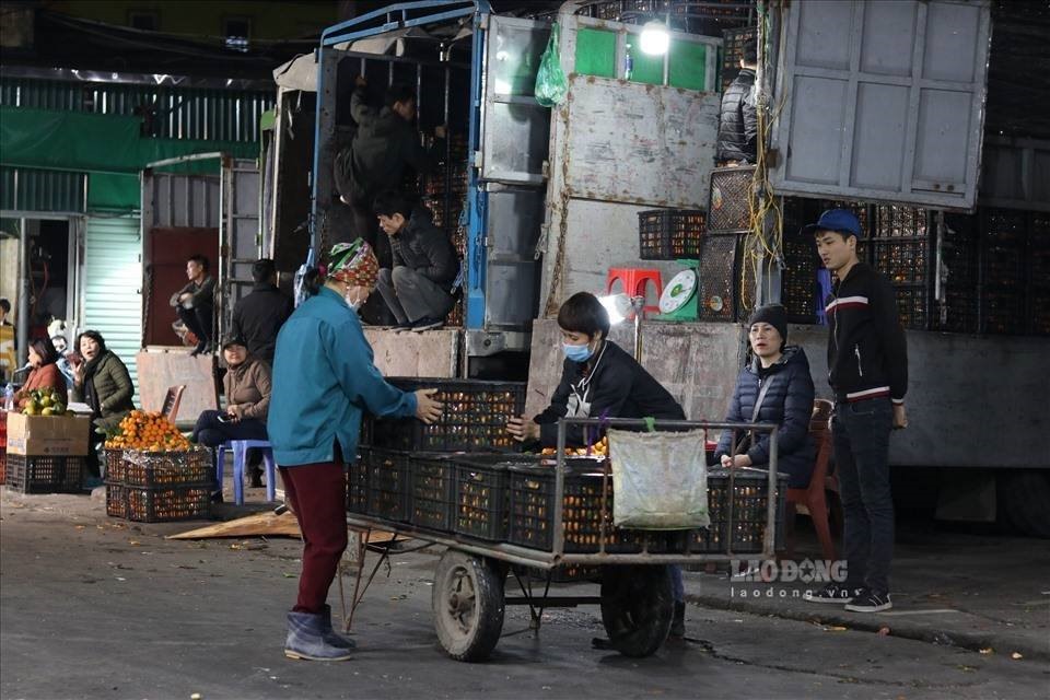 Càng về khuya, khu chợ đầu mối Long Biên càng trở nên tấp nập.