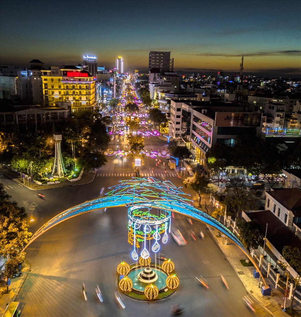 Công trình đèn đường nghệ thuật TP.Cần Thơ được thắp sáng từ tối 22.12, chạy dài từ giao lộ 30 Tháng 4- Quang Trung đến trước trụ sở UBND thành phố. Ảnh: Văn Dương.