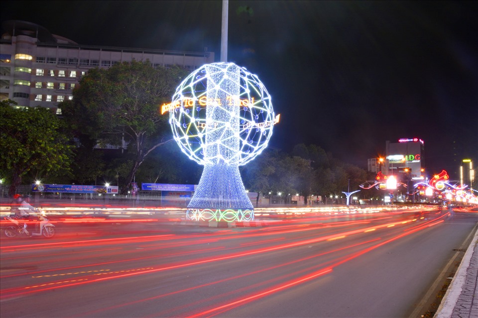Đơn vị thiết kế và thi công cho biết: Đường đèn sẽ được vận dụng kiến trúc hình khối 3D trở lên, tối ưu hóa công nghệ LED FULL đa điểm ảnh- đầu tiên và duy nhất Việt Nam; lần đầu tiên sử dụng LED lưới đa điểm ảnh RGB (7 màu). Ảnh: Văn Dương.