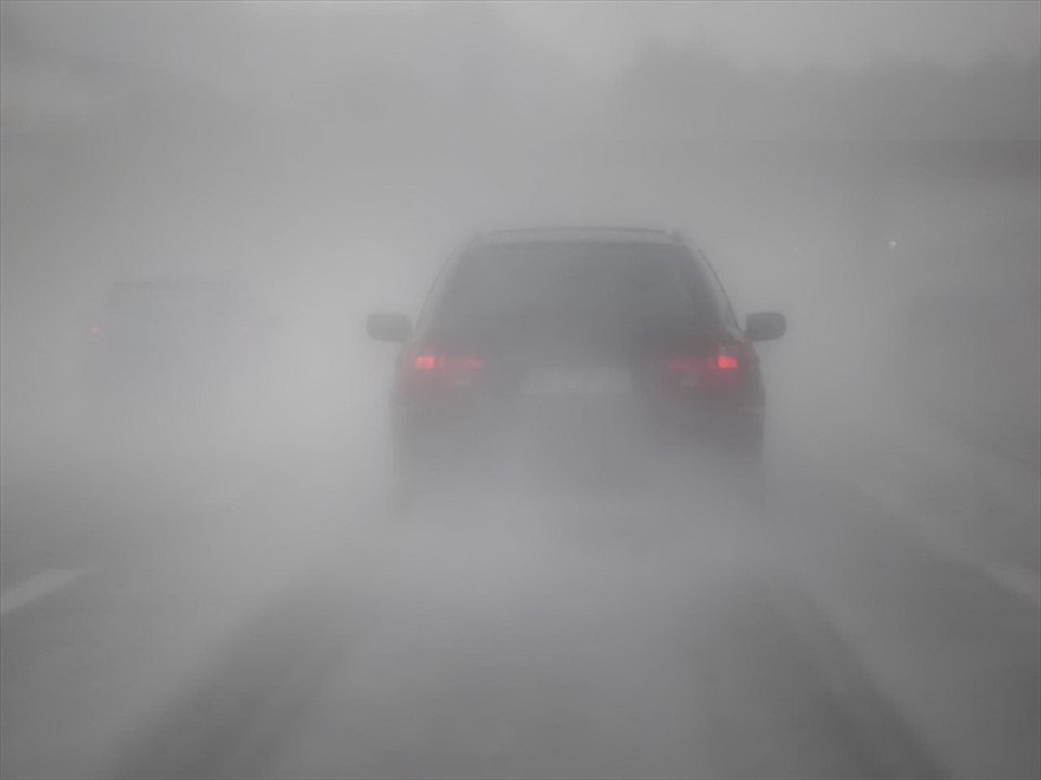 Lái xe trong điều kiện thời tiết nhiều sương mù, tài xế cần kiểm tra xe thật kỹ. Ảnh: Phạm Đông
