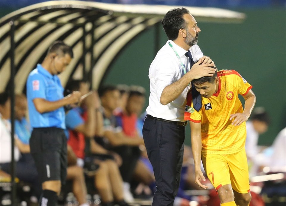 Huấn luyện viên Fabio Lopez không hài lòng với lãnh đạo đội Thanh Hoá. Ảnh: H.A