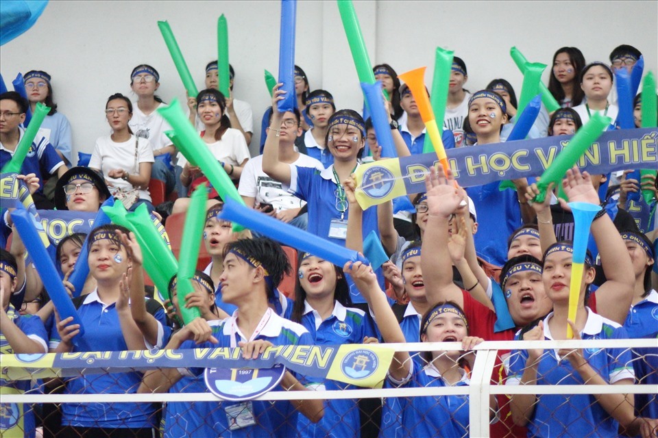 Đại học Văn Hiến có đến hơn 3.000 cổ động viên đến sân dự lễ khai mạc SV-League 2020 cũng như xem đội nhà thi đấu. Ảnh: Nguyễn Đăng.