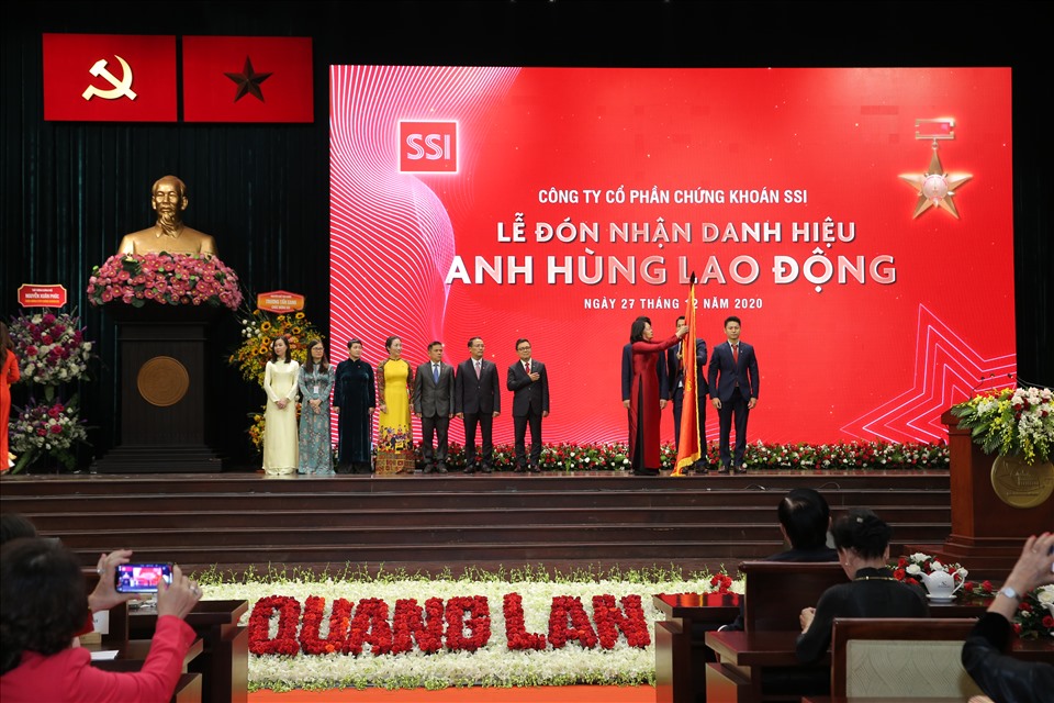 Công ty CP Chứng khoán SSI đón nhận danh hiệu “Anh hùng Lao động” thời kỳ đổi mới. Ảnh SSI