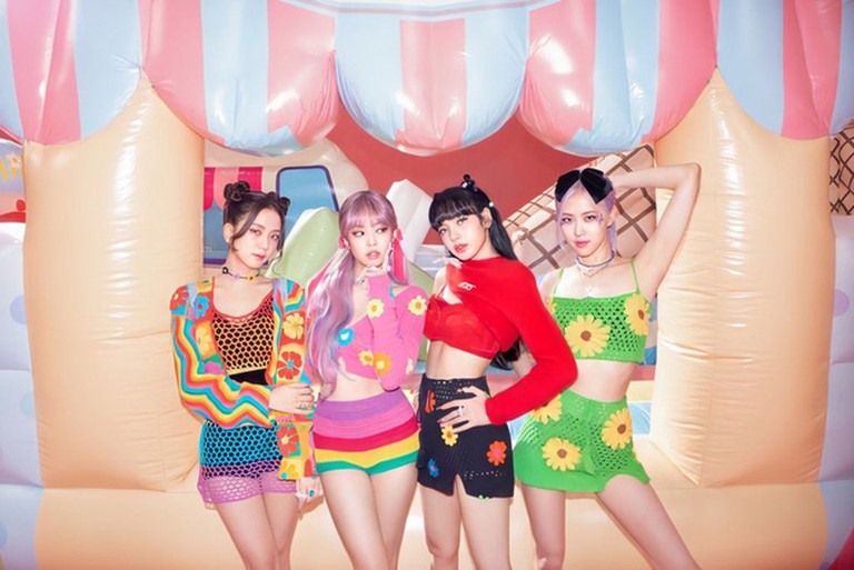 3. “Ice Cream” của BlackPink và Selena Gomez: Ra mắt vào ngày 27.8.2020, MV này hiện đạt 451,0 triệu lượt xem. Đây là bản nhạc pop sôi động có nhịp điệu đơn giản và âm thanh tươi sáng. Còn ca từ thì thể hiện vẻ ngoài lạnh lùng của các cô gái, nhưng thực chất bên trong họ lại rất ngọt ngào, giống như kem.