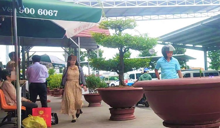 Trong khuôn viên Bến xe khách trung tâm TP.Cần Thơ người dân chủ quan, lơ là không đeo khẩu trang. Ảnh: Thành Nhân