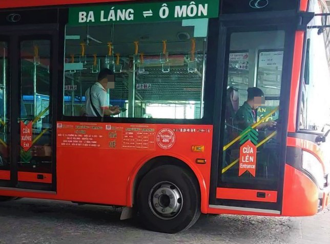 Tài xế và nhân viên phụ xe không đeo khẩu trang khi xuất bến. Trong ảnh chụp tại Trạm xe buýt ở phường Ba Láng (quận Cái Răng, TP.Cần Thơ). Ảnh: Thành Nhân