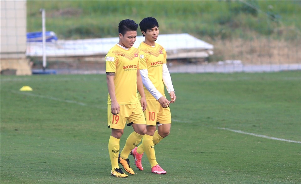 Công Phượng, Quang Hải ra sân trong trận tái đấu U22 Việt Nam. Ảnh: Đông Đông