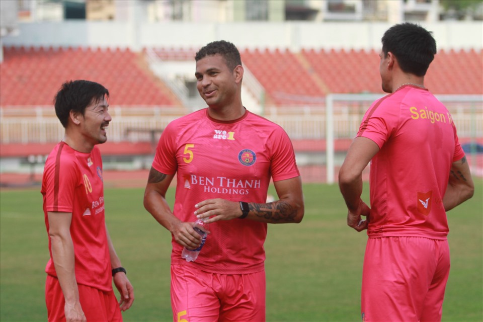 Ngoài Daisuke Matsui (trái) và Thiago Melo, Sài Gòn chuẩn bị đón thêm 2 tân binh Hiroyuki Takasaki và tiền vệ Woo Sang-ho  từ J.League (Nhật Bản) để chuẩn bị cho mùa bóng 2021, trong đó chân sút Takasaki từng đoạt cú ăn ba cùng câu lạc bộ Kashima Antlers.