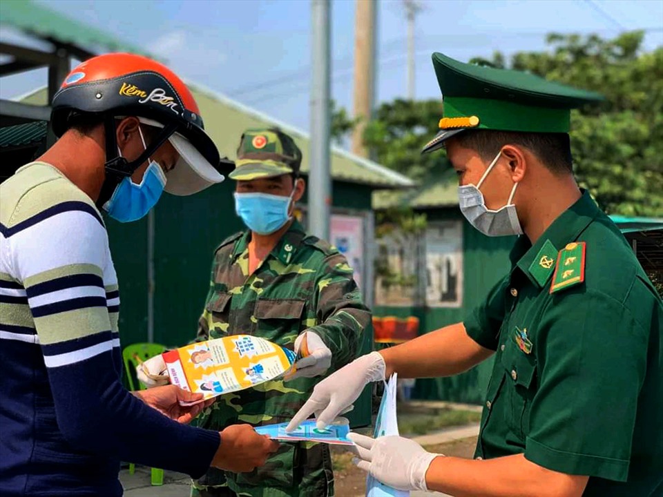 Cán bộ chiến sĩ Đồn Biên phòng cửa khẩu Long Bình (huyện An Phú) tăng  tuyên truyền phòng, chống dịch Covid-19 cho người dân khu vực biên giới. Ảnh: Lục Tùng
