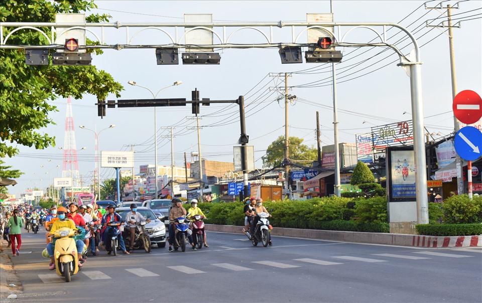 Nút giao thông đường Nguyễn Văn Linh giao với đường Nguyễn Hiền. Ảnh: Thành Nhân