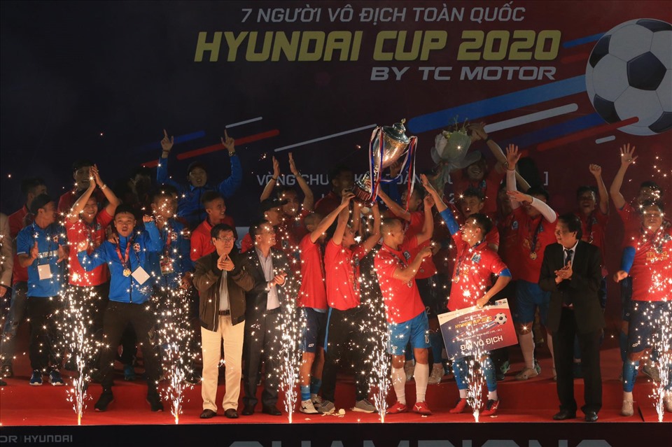Khoảnh khắc lên ngôi vô địch của Song Hùng FC. Đội bóng đến từ Sài Gòn chính thức trở thành tân vương của VPL-S2. Ảnh: Đức Cường