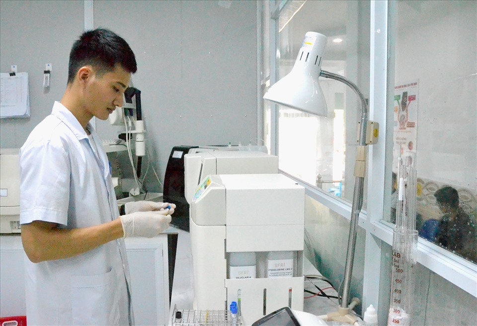 Nhân viên Phòng khám Đa khoa 30.4 Phú Quốc thực hiện xét nghiệm ung thư. Ảnh: Lục Tùng