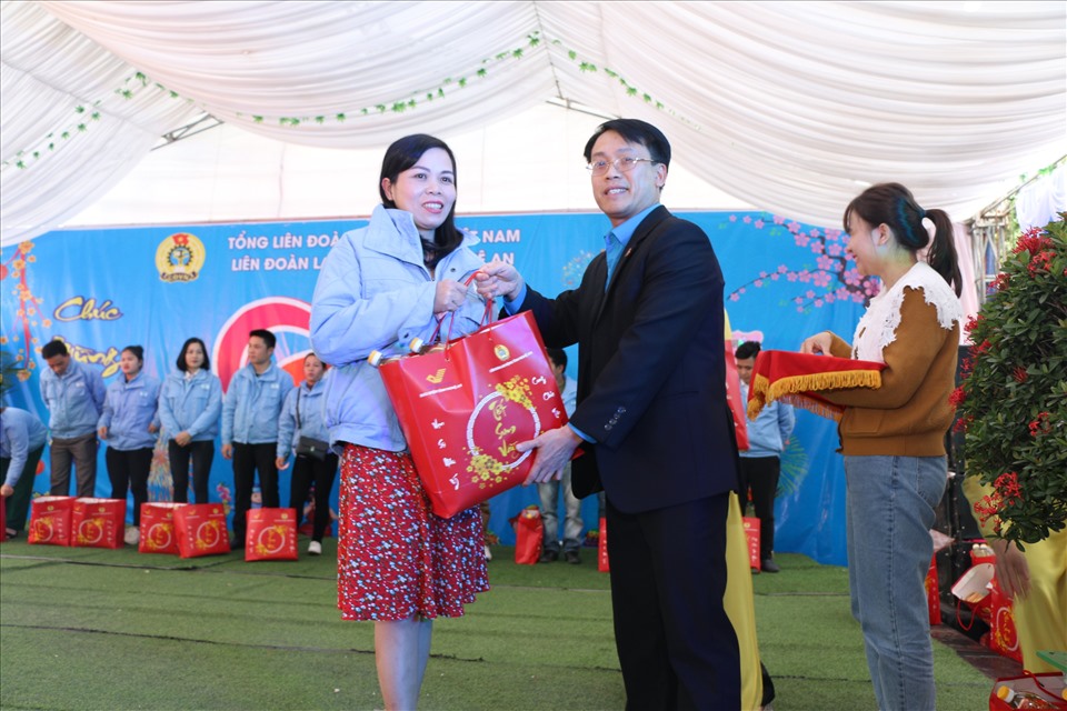 Đồng chí Nguyễn Chí Công - Phó Chủ tịch LĐLĐ tỉnh Nghệ An tặng quà cho công nhân lao động. Ảnh: TT