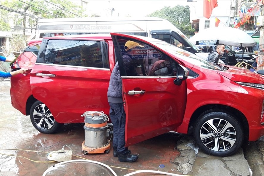 Tài xế cần thận trọng khi tự rửa xe ô tô. (Ảnh: Trần Khanh)