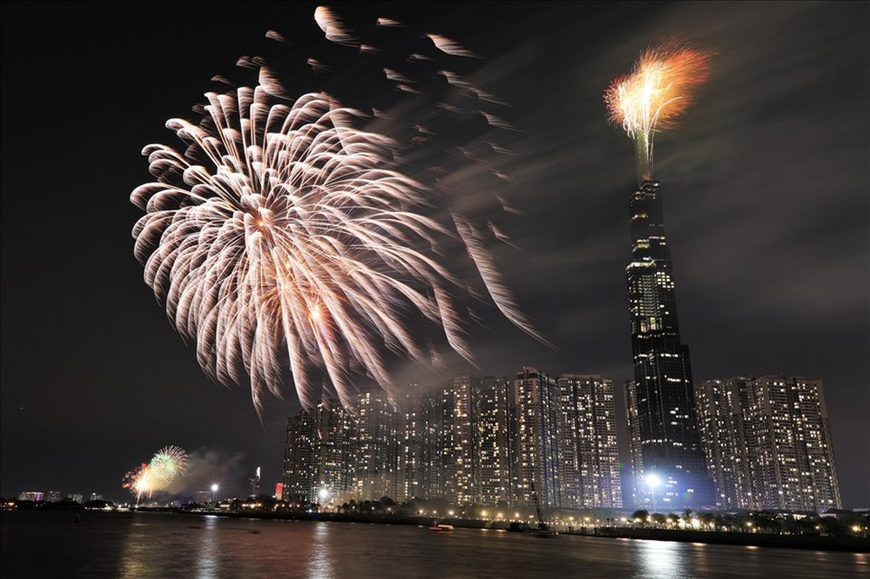 Chào mừng năm mới 2021, TPHCM sẽ tổ chức bắn pháo hoa tại khu vực đường hầm sông Sài Gòn (Quận 2), tòa nhà Landmark 81 (quận Bình Thạnh) và Công viên Văn hóa Đầm Sen (Quận 11). Ảnh minh họa: Trường Sơn