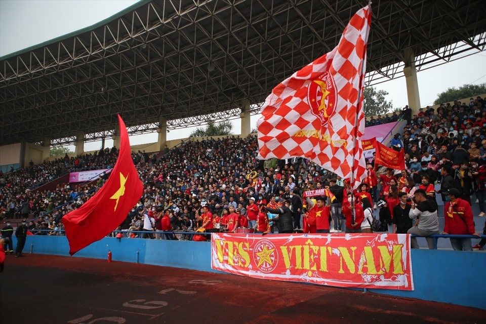 Hôi cổ động viên bóng đá Việt Nam cũng theo sát từng hoạt động của đội tuyển quốc gia. Hình ảnh những lá cờ đỏ phấp phới không còn xa lạ trong những trận cầu như thế này. Ảnh: Đông Đông