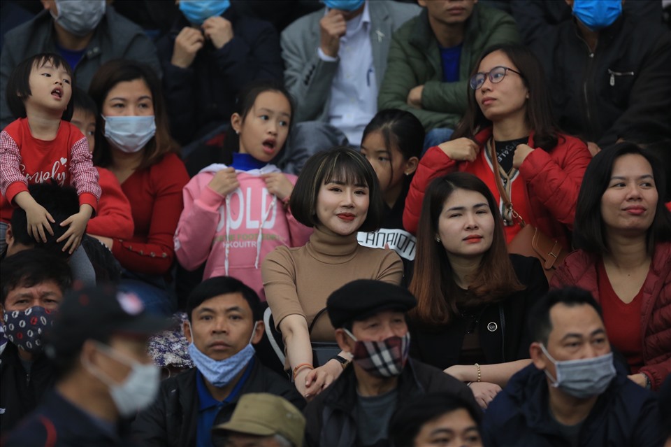 Những “bóng hồng” xinh đẹp có mặt trên các khán đài sân Việt Trì. Ảnh: Đông Đông