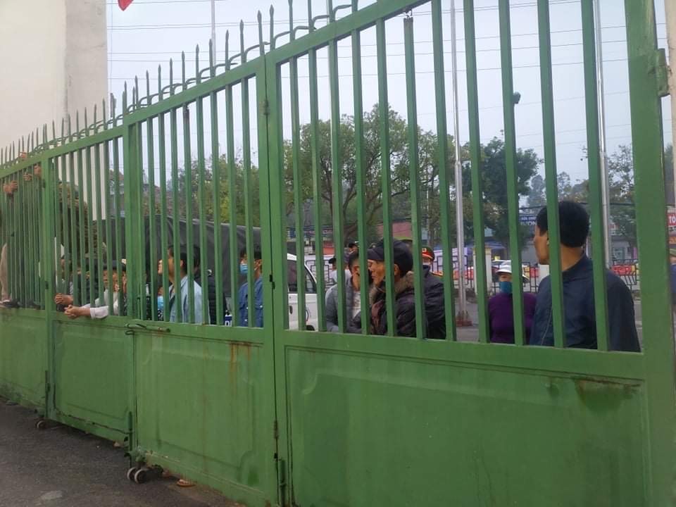 Với sự quá tải, nhiều cổ động viên khác không thể vào sân và đành phải xem đội tuyển Việt Nam phía sau cổng sân vận động. Ảnh: Đông Đông