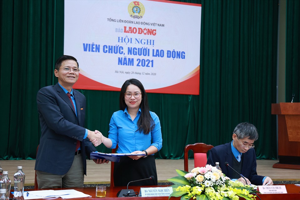 Ban Biên tập Báo Lao Động và Ban chấp hành Công đoàn ký giao ước thi đua năm 2020. Ảnh: Hải Nguyễn.