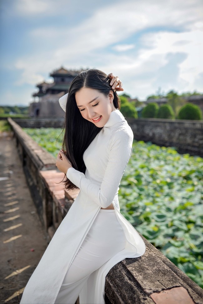 Nhờ vẻ đẹp và phong thái “chuẩn đất kinh kỳ”, cô đã trở thành gương mặt đại diện cho chương trình “Nàng thơ xứ Huế” – chương trình quảng bá du lịch hợp tác Hàn – Việt năm 2019. Ảnh: NVCC.