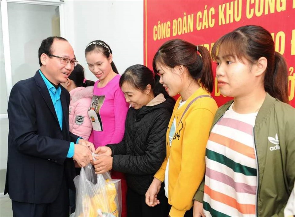 Ông Phùng Minh Chung, Chủ tịch CĐ các KCN tỉnh Ninh Bình trao quà cho CNLĐ. Ảnh: NT
