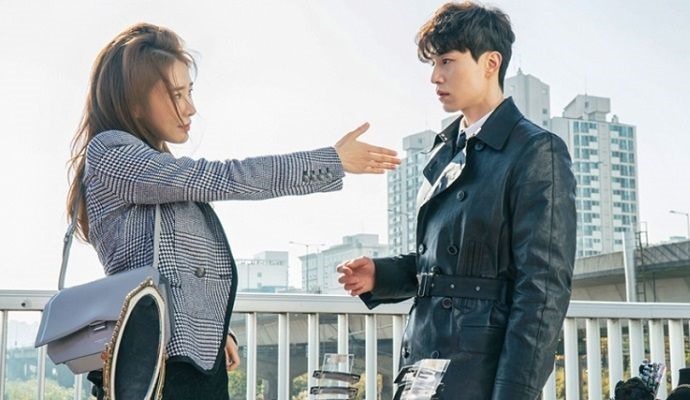 Năm 2016, Yoo In Na đóng cặp cùng Lee Dong Wook trong “Golbin” (Yêu tinh). Dù chỉ là cặp đôi phụ, thế nhưng chuyện tình hài hước nhưng cũng không kém phần lãng mạn của cô chủ quán gà Sunny và chàng “thần chết” được chú ý không kém gì cặp đôi chính. Ảnh poster.