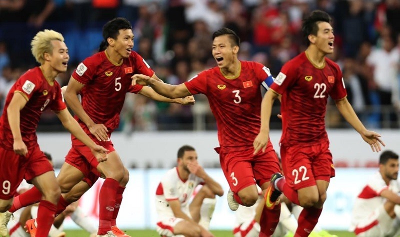 Tuyển Việt Nam đi tiếp tại vòng loại World Cup 2022: Sau 1 năm tạm hoãn, vòng loại thứ 2 World Cup 2022 khu vực Châu Á sẽ kiến sẽ nối lại vào tháng 3.2021. Tuyển Việt Nam còn 3 trận gặp Malaysia, UAE (sân khách) và Indonesia (sân nhà). Với vị trí đầu bảng G (11 điểm), tuyển Việt Nam có rất nhiều cơ hội để lọt vào vòng loại thứ 3. Trong lịch sử tuyển Việt Nam chưa bao giờ làm được điều này. Ảnh: VFF.