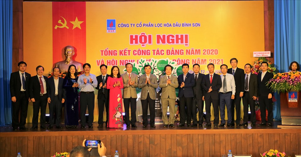 Lãnh đạo tỉnh Quảng Ngãi và Tập đoàn Dầu khí Việt Nam chúc mừng BSR một năm vượt khủng hoảng thành công.