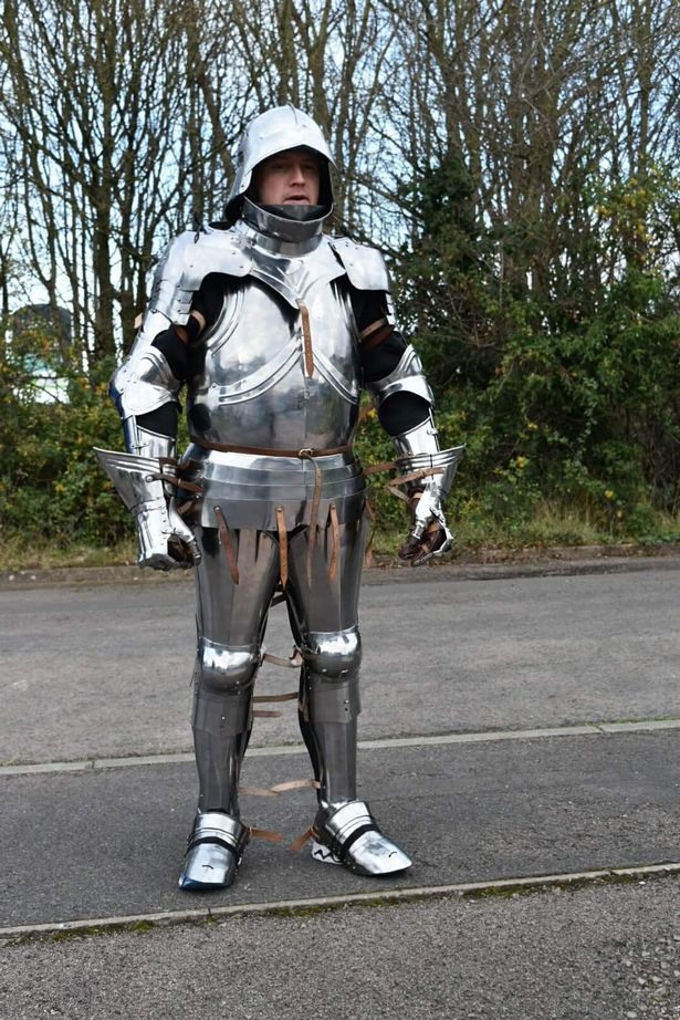 Paul Beddows chạy Marathon trong trang phục...áo giáp bằng kim loại. Ảnh: cambridge-news.co.uk.
