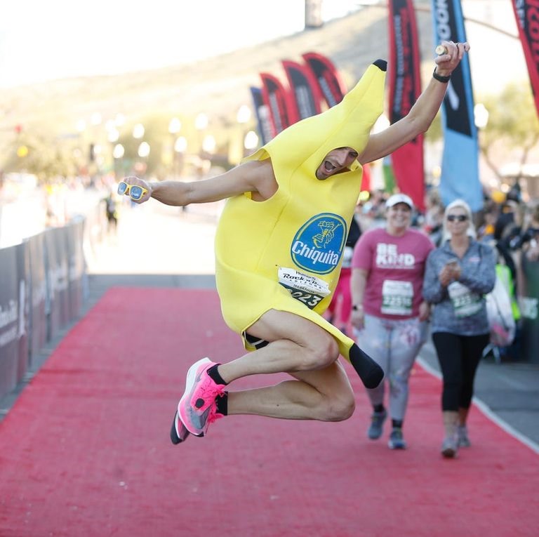 Vận động Jordan Maddocks chạy Marathon trong trang phục hình... quả chuối. Ảnh: Runnerworld.com