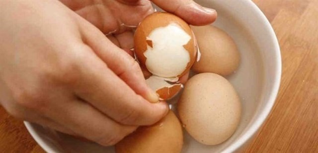 Dùng mẹo để bóc trứng nhanh hơn. Ảnh: GG