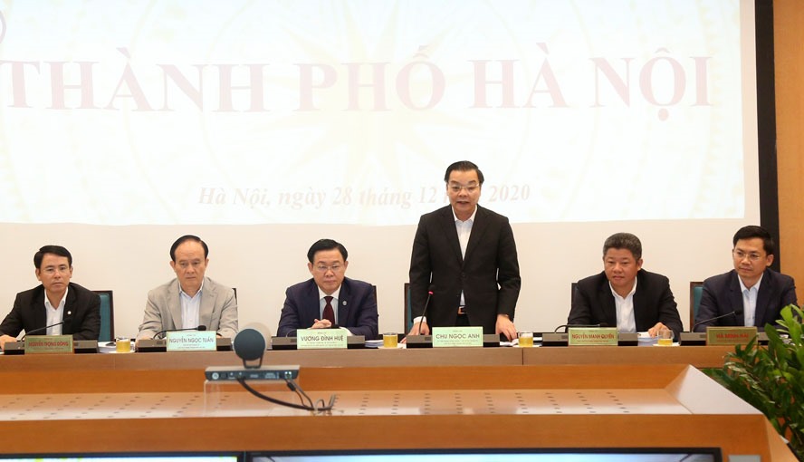 Chủ tịch UBND thành phố Hà Nội Chu Ngọc Anh báo cáo tại Hội nghị. Ảnh Viết Thành