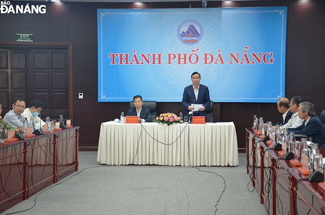 Chủ tịch UBND thành phố Đà Nẵng báo cáo tại Hội nghị. Ảnh Báo Đà Nẵng