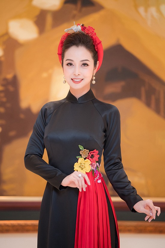 Jennifer Phạm sinh năm 1985, là Hoa hậu châu Á tại Mỹ 2006. Sau khi đăng quang, cô về Việt Nam phát triển sự nghiệp, làm diễn viên và MC. Cô kết hôn với doanh nhân Đức Hải vào năm 2012 và hiện có cuộc sống viên mãn, hạnh phúc. Ảnh: NSCC.
