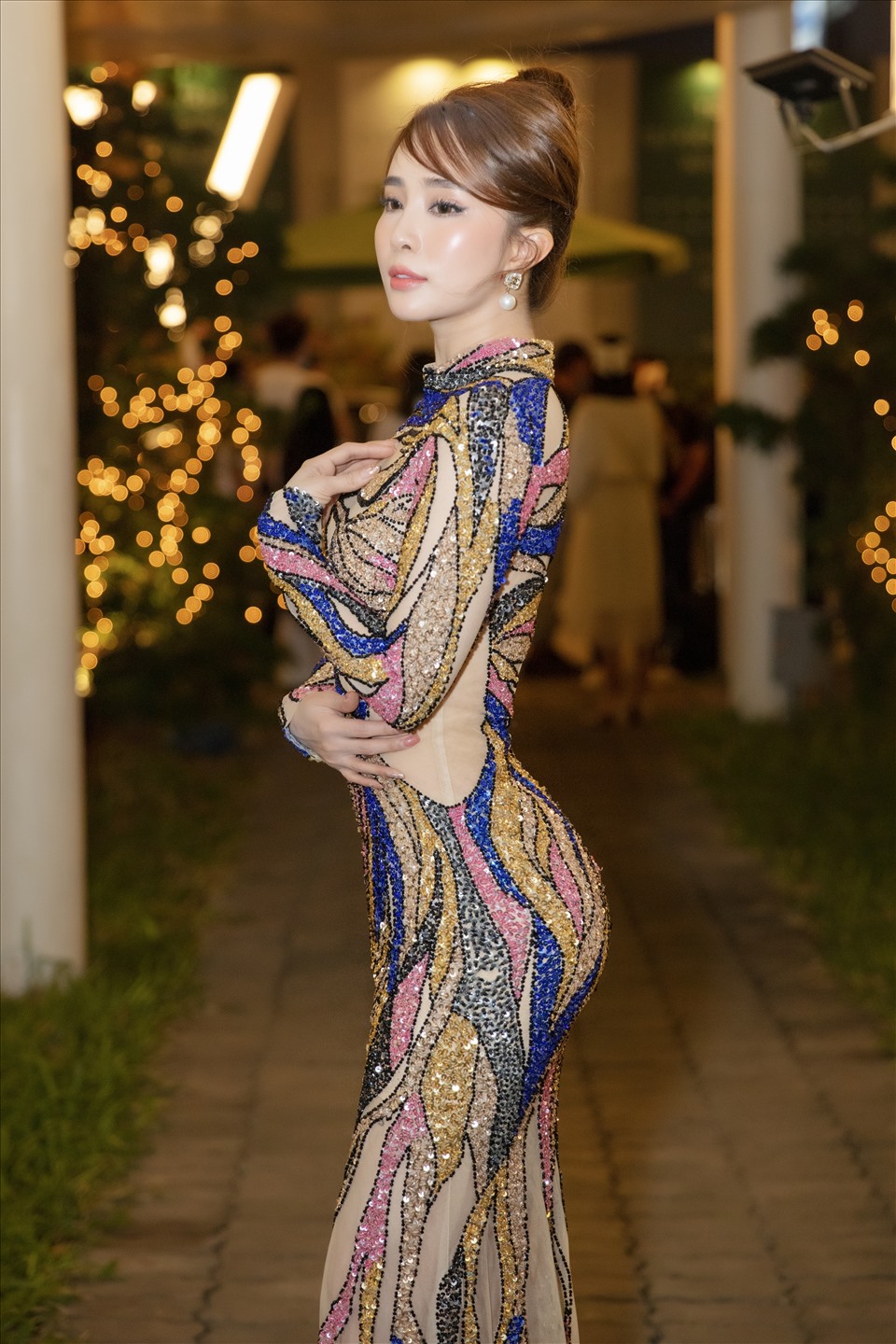 Quỳnh Nga cho biết, cô chọn trang phục này để mặc dự sự kiện vì cô rất “nể” sự cầu kỳ, công phu đến từng chi tiết nhỏ của thiết kế, đặc biệt là phần đính kết hết sức tinh tế.