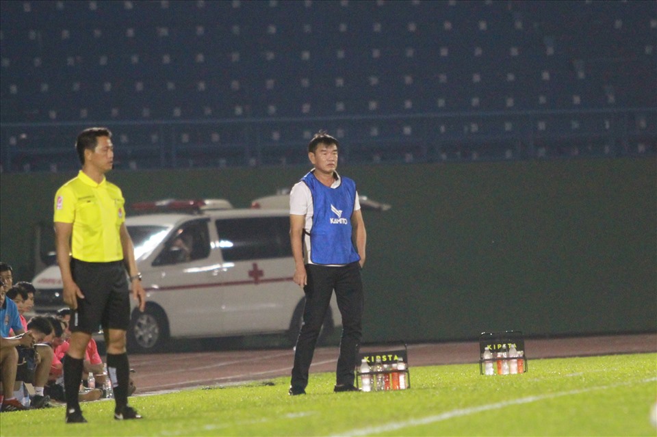 Huấn luyện viên Phan Thanh Hùng ra sát đường biên chỉ đạo. Ảnh: Thanh Vũ