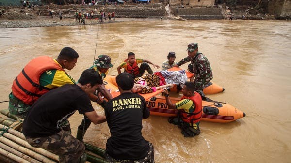 7. Lũ lụt ở Indonesia  Vào ngày 1/1/2020, lũ lụt kinh hoàng đã phá hủy thủ đô Jakarta và một số khu vực lân cận của Indonesia. Hơn 4 vạn người buộc phải sơ tán. Lũ lụt kèm theo mưa lớn tấn cộng thành phố gây thiệt hại nhiều hơn khi các con sông tràn bờ, người dân bị nhấn chìm trong vùng nước sâu tới hơn 1,5m. Khoảng 66 người đã mất mạng vì đuối nước, lở đất, điện giật do lũ lụt.