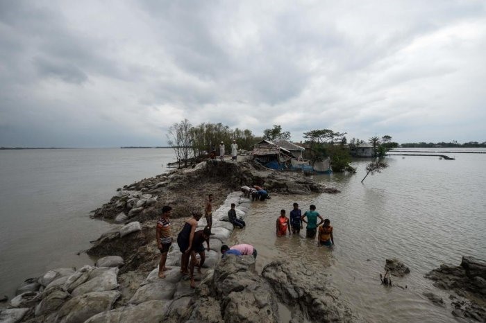 5. Cyclone Amphan giết nhiều hơn 85 Ngày 20/5, Ấn Độ và Bangladesh hứng chịu bão Amphan khiến hơn 85 người thiệt mạng, theo Washington Post. Hàng triệu người phải sơ tán do cơn bão, một trong những cơn bão lớn nhất trong khu vực trong thập kỷ qua. Trước khi đổ bộ, Amphan là cơn bão mạnh nhất từng được ghi nhận ở Vịnh Bengal, nhưng đã suy yếu đáng kể khi nó vào đất liền.
