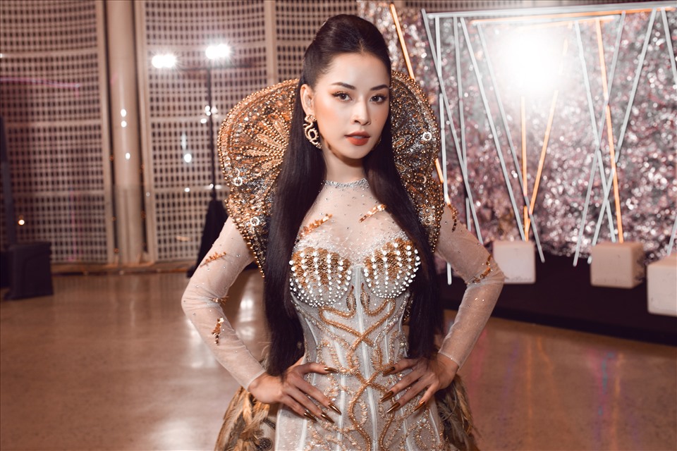 Sức nóng của đêm diễn tại Vietnam International Fashion Week chưa qua, bộ sưu tập mới Đỗ Long tiếp tục gây chú ý khi liên tục được những ngôi sao hạng A hiện nay chọn lựa.