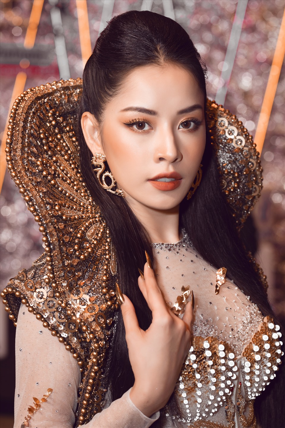 Ca sĩ Chi Pu, hoa hậu H’hen Niê và hoa hậu Đỗ Mỹ Linh đầy cuốn hút với vẻ đẹp “nữ thần” khi khoác lên mình thiết kế Haute Couture sang trọng nằm trong BST “The Valley Of Goddes” của NTK Đỗ Long.