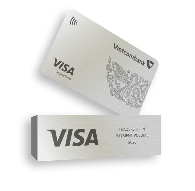 Hình ảnh giải thưởng của Tổ chức thẻ Visa trao tặng cho Vietcombank. Ảnh: N.H