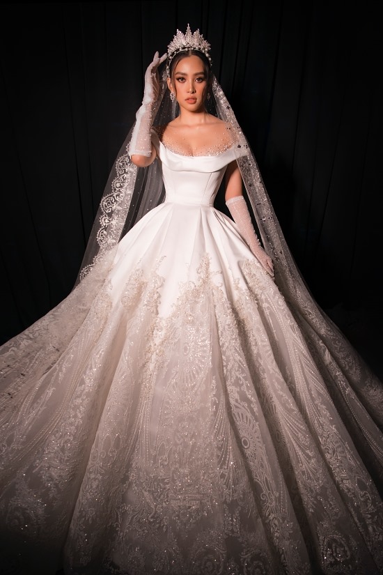 Chiếc váy cưới phom dáng công chúa, mang đậm hơi thở cổ điển được nhà thiết kế Phạm Đăng Anh Thư giao Tiểu Vy trình diễn vedette.