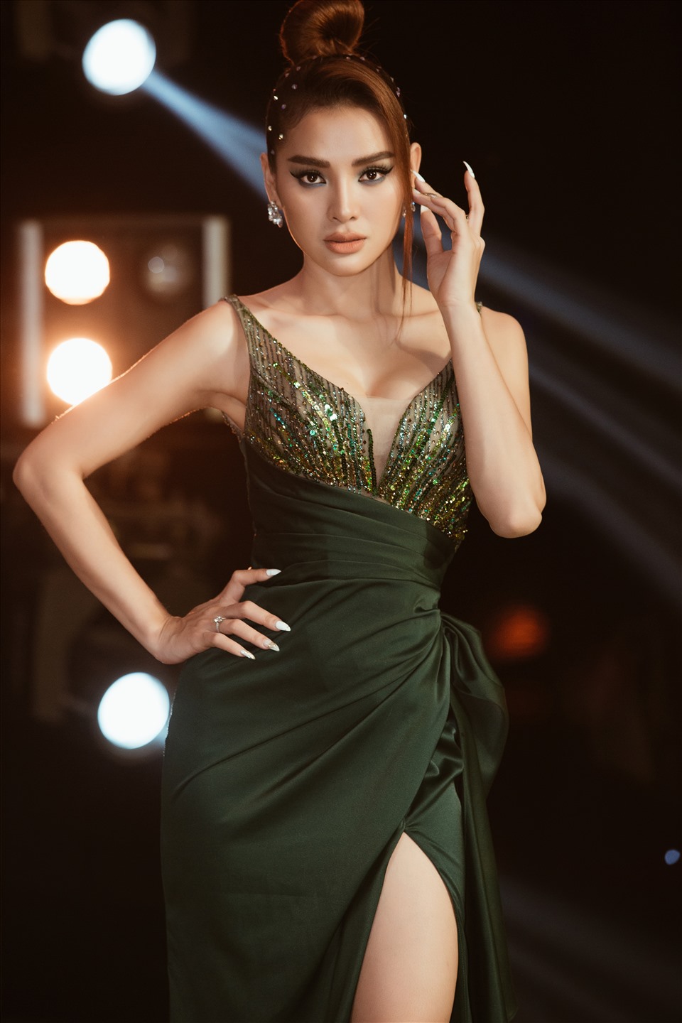 Lựa chọn trang phục sắc xanh lá, diễn viên - ca sĩ Phương Trinh Jolie hóa thân nữ thần mùa hè siêu tươi trẻ.