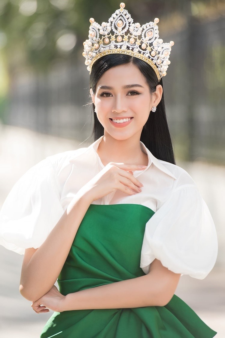 Hoa hậu Đỗ Thị Hà chuộng phong cách gợi cảm, thanh lịch sau đăng quang. Ảnh: HHVN.