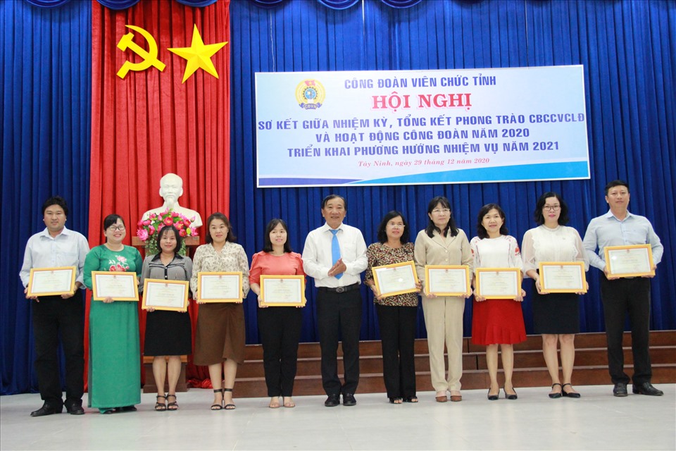 Đồng chí Võ Văn Tân – Chủ tịch Công đoàn Viên chức tỉnh trao tặng Giấy khen cho các tập thể, cá nhân.