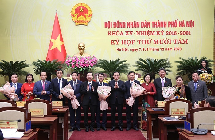 Lãnh đạo Hà Nội tặng hoa chúc mừng 5 tân Phó Chủ tịch UBND TP tại Kỳ họp thứ 18, HĐND TP Hà Nội.