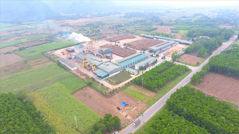 Toàn cảnh khu vực nhà máy nơi người dân lập lán canh hiện trường xả thải. Ảnh: Minh Nguyễn.