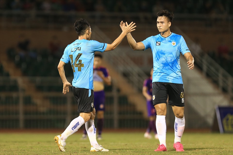 Những thay đổi này của huấn luyện viên Chu Đình Nghiêm sớm phát huy hiệu quả. “Lão tướng” Tấn Tài ghi bàn gỡ hoà cho Hà Nội ở đầu hiệp 2.